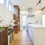 化粧梁と色を合わせたオンリーワンの造作収納
真っ白なタイルは漆喰とテクスチャーを変えてアクセントに
