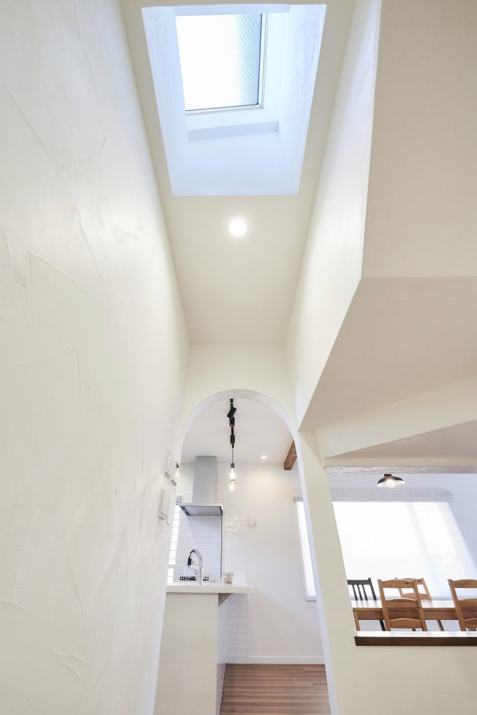 暗くなりがちな中廊下にはトップライトで明るい光を