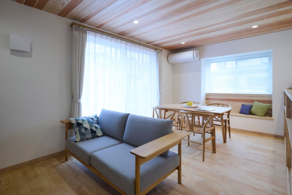 南の大きな窓からは、優しい陽光が差し込んで　