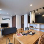 ハイドアがデザインの主役 天井のほのかなグレーと奥行きを持たせた濃いネイビーの壁