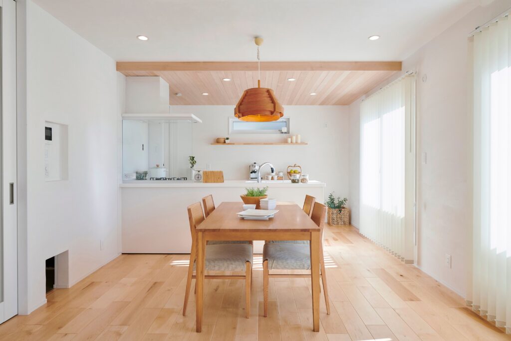 下り天井の美しいツガ羽目板がやさしいアクセントに<br />
