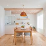 下り天井の美しいツガ羽目板がやさしいアクセントに