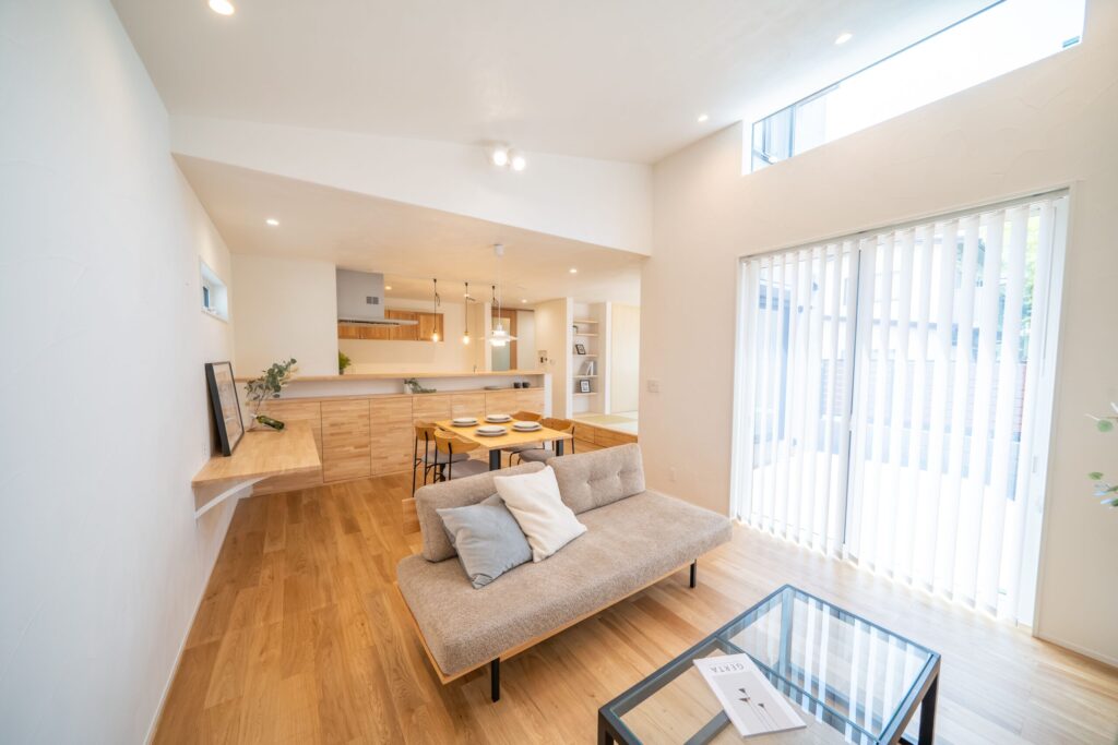 ウッドデッキの庭を囲むようにリビングと和室を配置し内と外をつなぐ回遊動線に