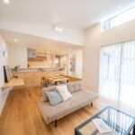 ウッドデッキの庭を囲むようにリビングと和室を配置し内と外をつなぐ回遊動線に