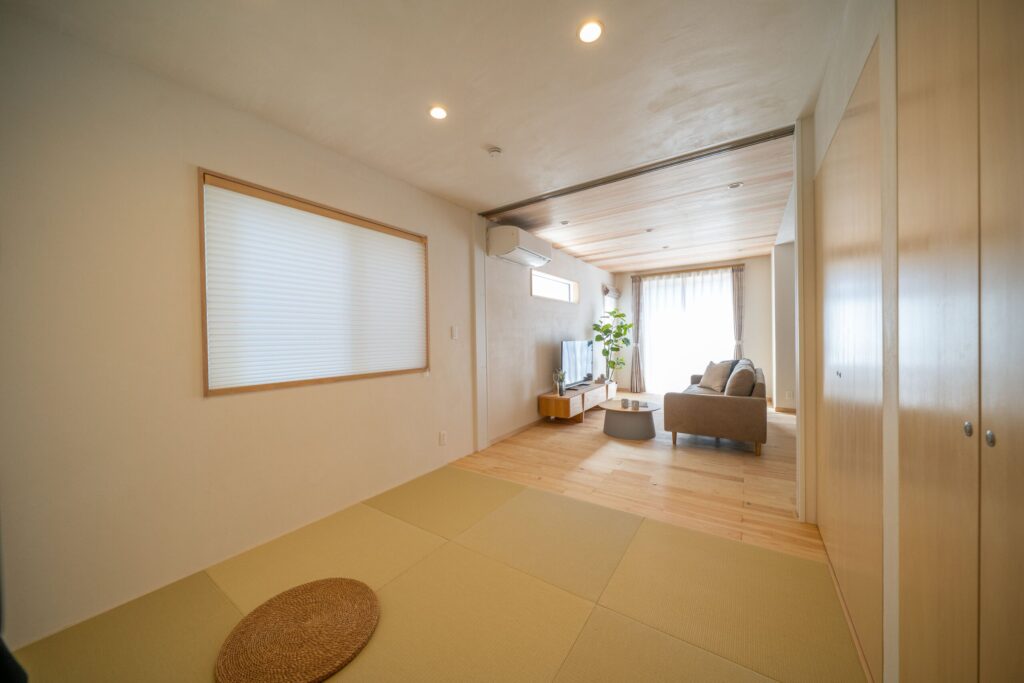 和室から望む、リビングの景色　