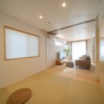 和室から望む、リビングの景色　