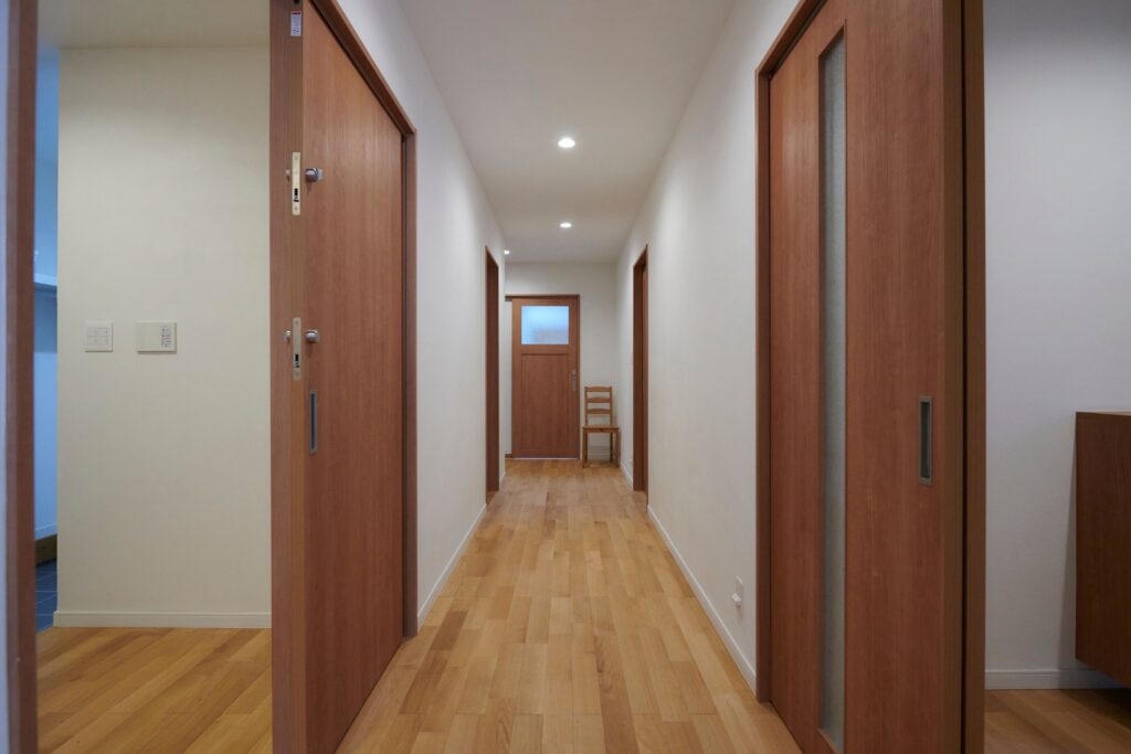 左手、子世帯玄関から内扉で繋がる１階親世帯スペース