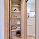 脱衣室の隣、沢山の可動棚を持つ扉付収納
