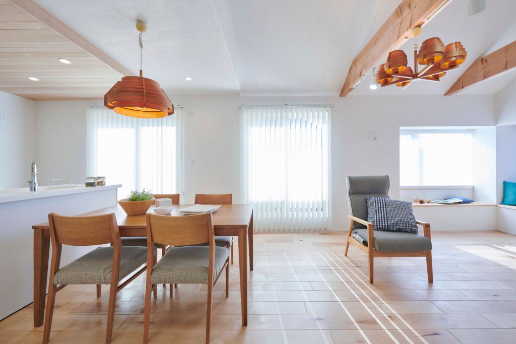 冬の南窓からは暖かな陽光が降り注ぎ、夏は軒が強い日差しを遮ります<br />
