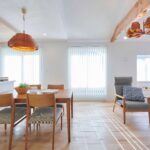 冬の南窓からは暖かな陽光が降り注ぎ、夏は軒が強い日差しを遮ります