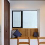 無垢の木のベンチは、風が心地良い寛ぎの居場所