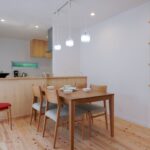 飾るのが楽しいニッチ キッチンカウンター下には見せない収納の工夫