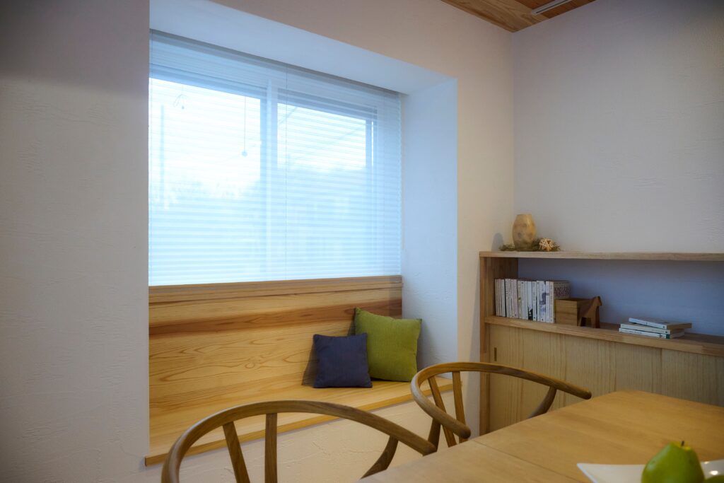 ゆるやかに流れる時間を愉しむ窓際のベンチ　