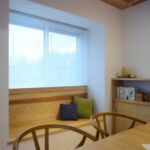 ゆるやかに流れる時間を愉しむ窓際のベンチ