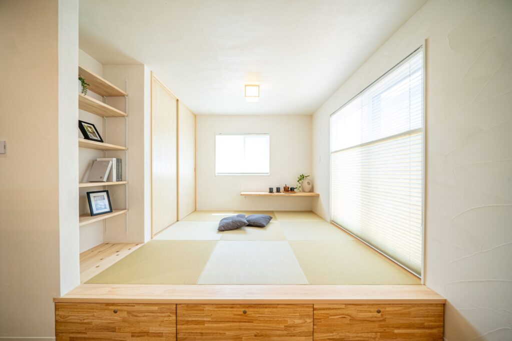 大きな引き出し収納を備えた小上がりの和室は、腰掛けにもごろごろ過ごすにも心地よく