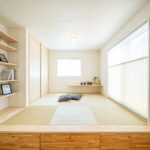 大きな引き出し収納を備えた小上がりの和室は、腰掛けにもごろごろ過ごすにも心地よく