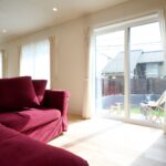 真冬の柔らかな日差しが部屋の奥までぽかぽか暖かく テラス窓の外はかけっこのできる広いお庭