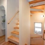 スケルトン階段からこぼれる陽光が、家族の時間をやさしく包み込む　