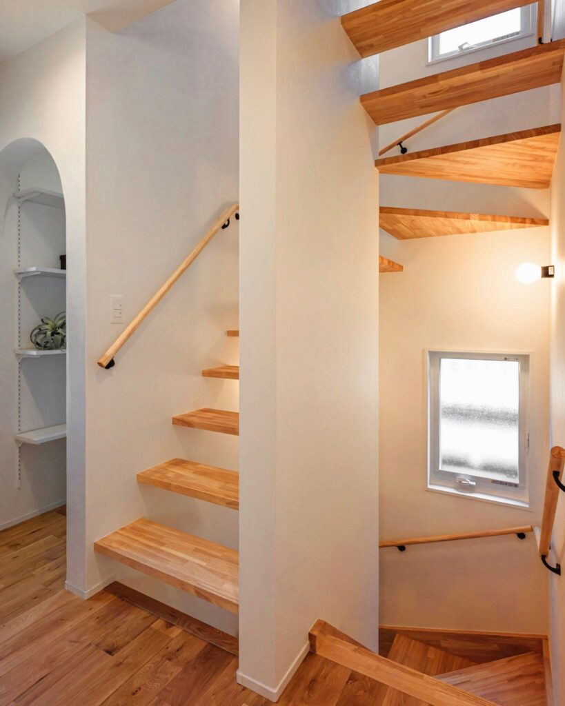 スケルトン階段からこぼれる陽光が、家族の時間をやさしく包み込む　