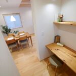 リビングから階段への動線を利用した「ちょうど良い位置」のワークスペース