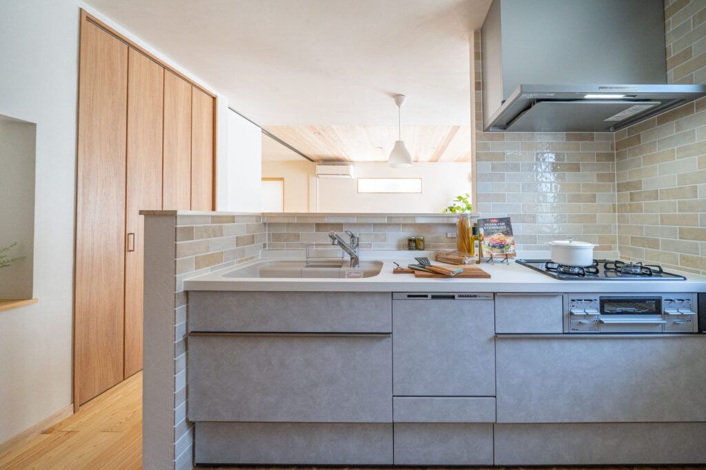 豊かな色幅をもつタイルのやわらかな表情と人気の造作スパイスニッチ