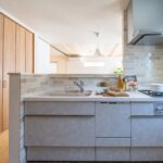 豊かな色幅をもつタイルのやわらかな表情と人気の造作スパイスニッチ