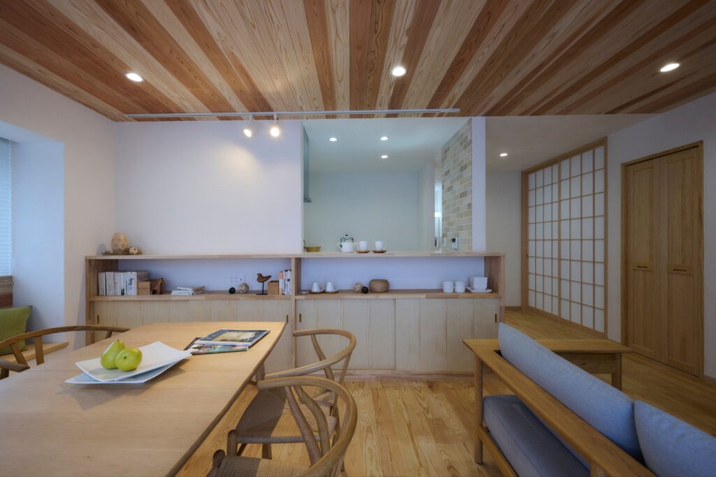 杉の天井が織りなす趣、自然の香りに癒されて