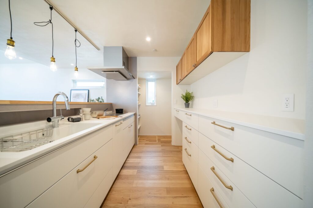 清潔感のあるキッチン　リビング側から見える吊戸はオークで揃え一体感を演出