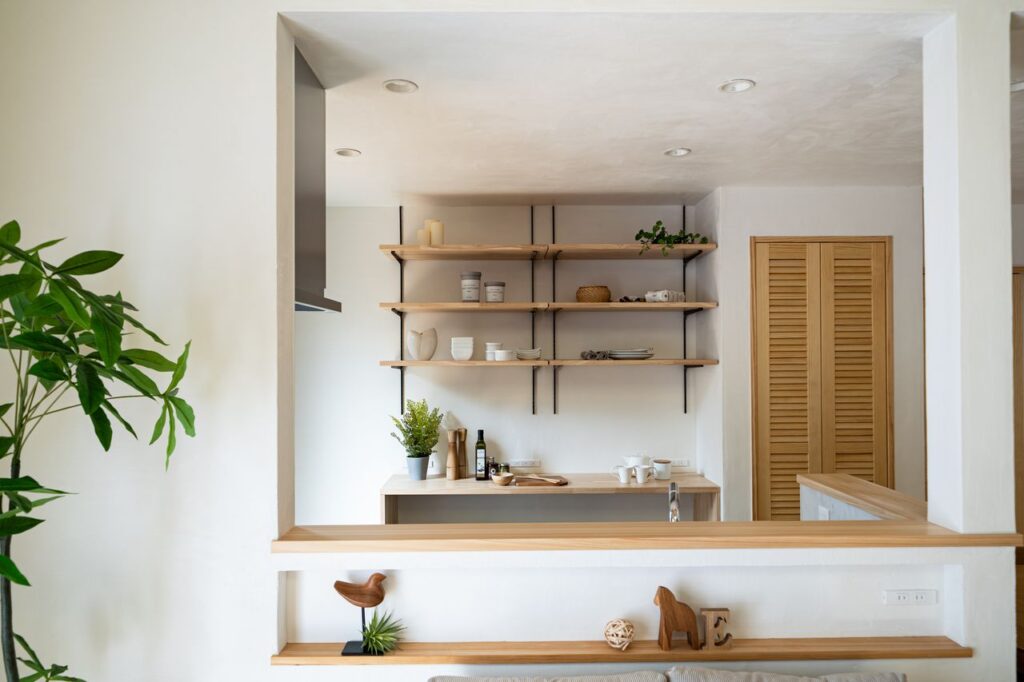 キッチンの背面には、使いやすさとデザイン性を兼ね備えた造作棚を