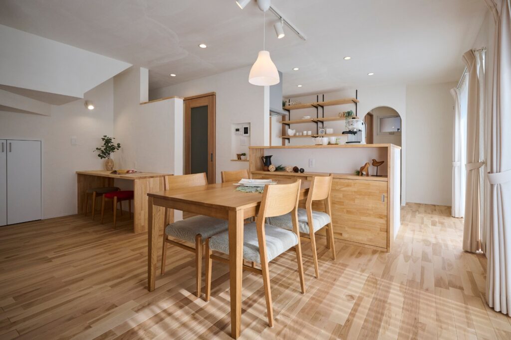 あたたかな手作り家具の数々・・・<br />
リビング内お勉強スペース・キッチン可動棚・収納付カウンター<br />
