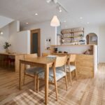 あたたかな手作り家具の数々・・・
リビング内お勉強スペース・キッチン可動棚・収納付カウンター