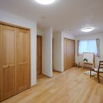 将来独立できる子供部屋 クローゼットドアに至るまで天然木の優しさ