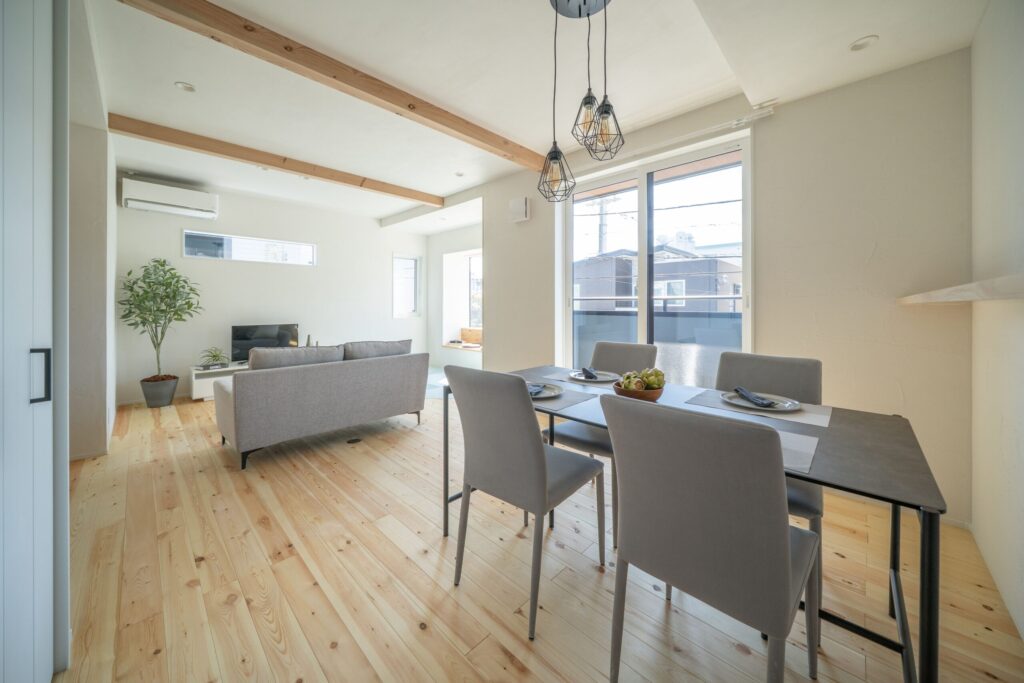 ２階子世帯のリビングダイニング　自然素材のやさしさとモダンな意匠が調和する空間