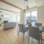 ２階子世帯のリビングダイニング　自然素材のやさしさとモダンな意匠が調和する空間