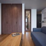 大容量のリビングクローゼット ガラス戸が抜け感を演出