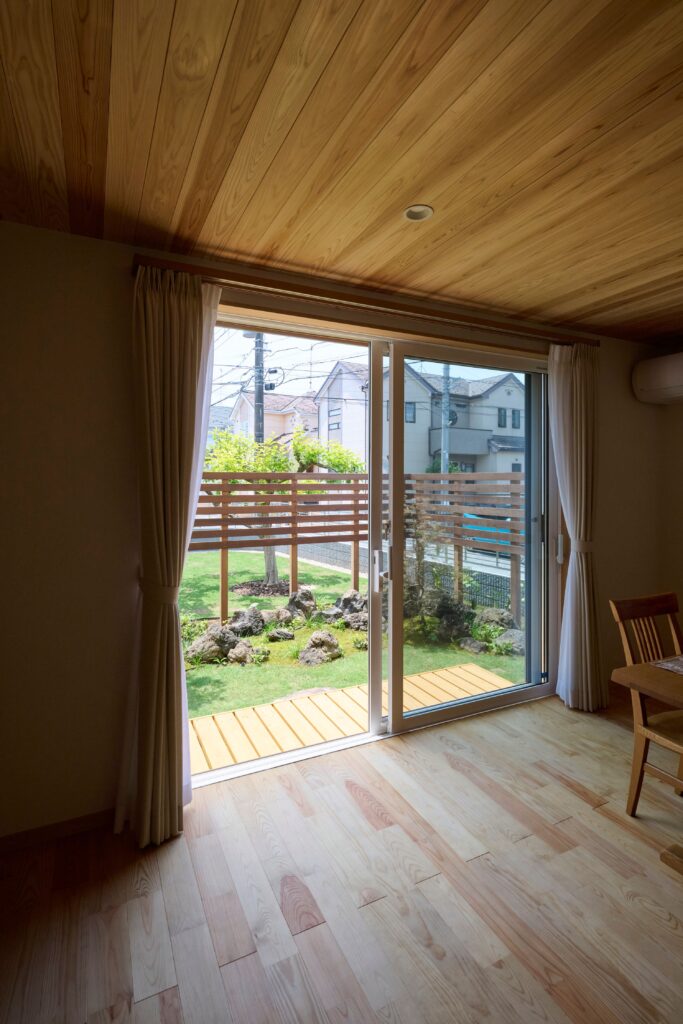 リビングより庭園の美しい景観　自然を愛でつつ、プラバシーに配慮した「目隠し」の計画　<br />
