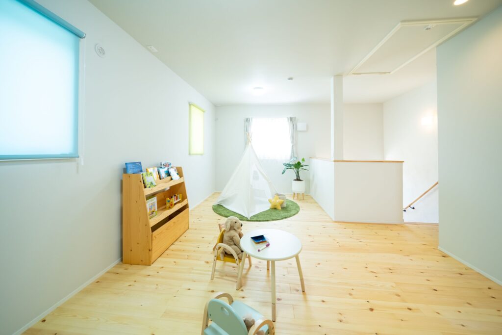 お子様の裸足に優しいパインの無垢床　壁のないプレイルーム