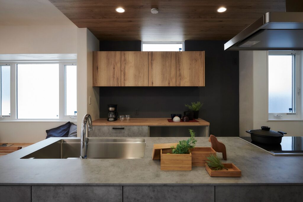 『キッチンハウス』のキッチンを採用<br />
背面の壁は奥行きを感じる濃い色の『スタッコフレックス』塗装