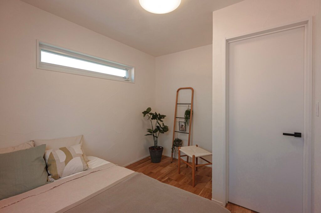 スリット窓が創る落ち着きのあるプライベート空間