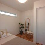 スリット窓が創る落ち着きのあるプライベート空間