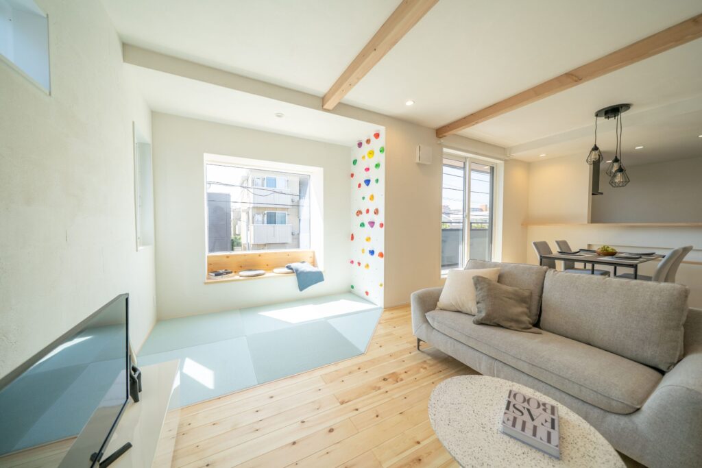 窓際のベンチ、ボルダリングウォールのある畳スペース　自由設計ならではの贅沢