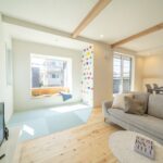 窓際のベンチ、ボルダリングウォールのある畳スペース　自由設計ならではの贅沢