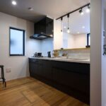 黒のキッチン+こだわりの照明計画で個性的に