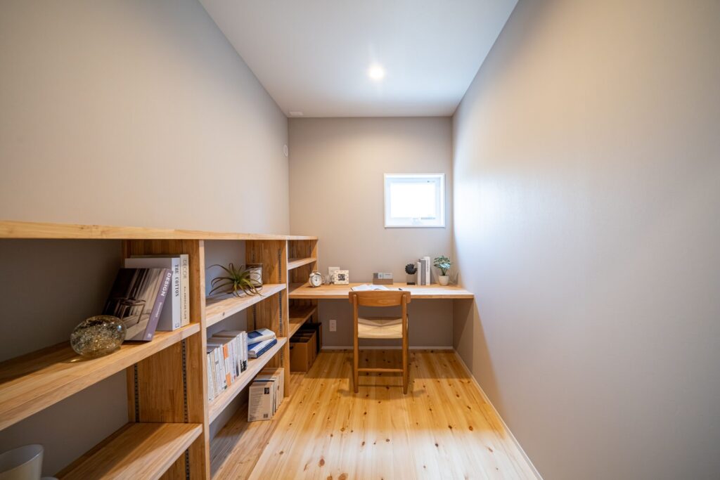 ご主人こだわりの大きな書庫のある書斎は、ほんのりグレーのエコフリースに包まれて