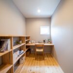 ご主人こだわりの大きな書庫のある書斎は、ほんのりグレーのエコフリースに包まれて