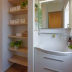 収納棚をたっぷり設けたご家族用の洗面スペース