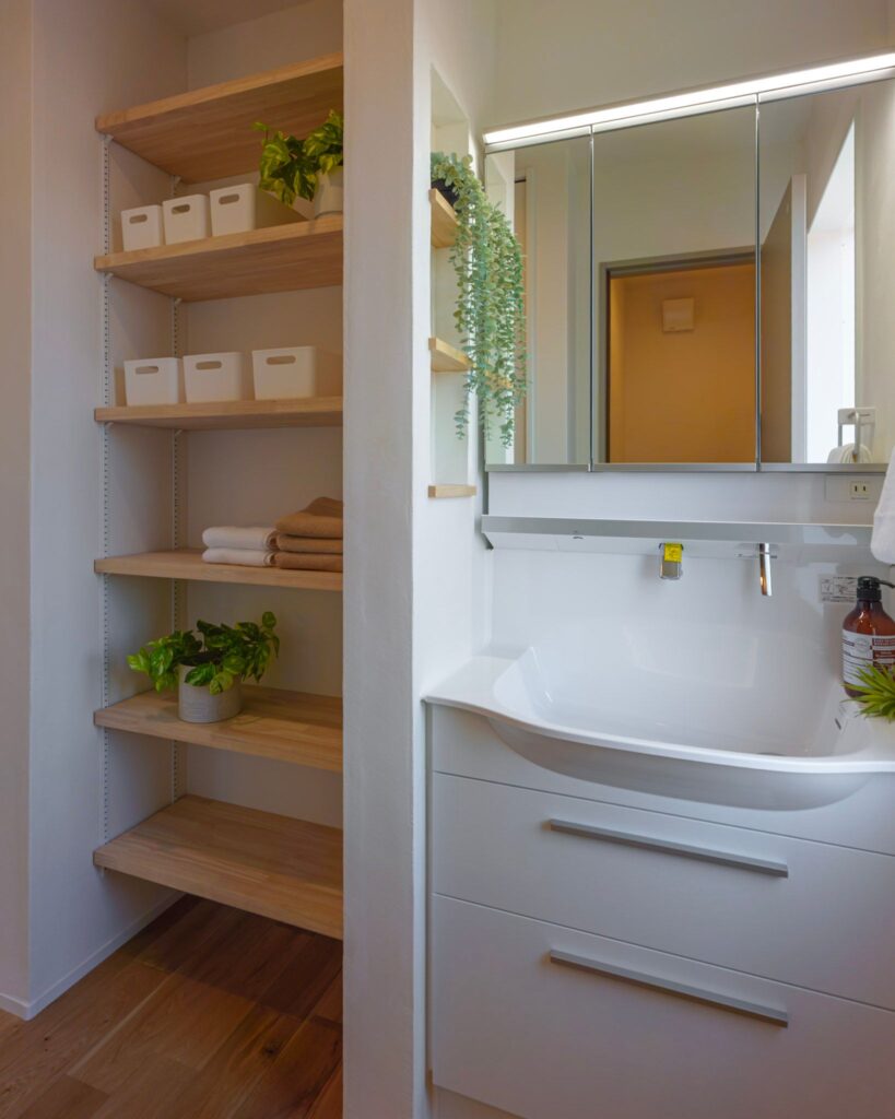 収納棚をたっぷり設けたご家族用の洗面スペース