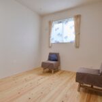 天然素材につつまれた洋室 カーテン越しの優しい陽光