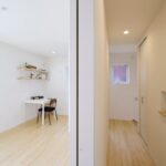 (左)造作棚のある主寝室奥の書斎スペース (右)廊下の漆喰壁にアクセントを添えるニッチ