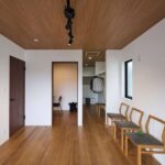 「木」を意識した寛ぎの主寝室 奥には大容量のウォークインクロゼット